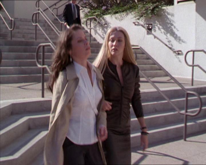 Charmed-Online_dot_net-2x02MoralityBites0839.jpg