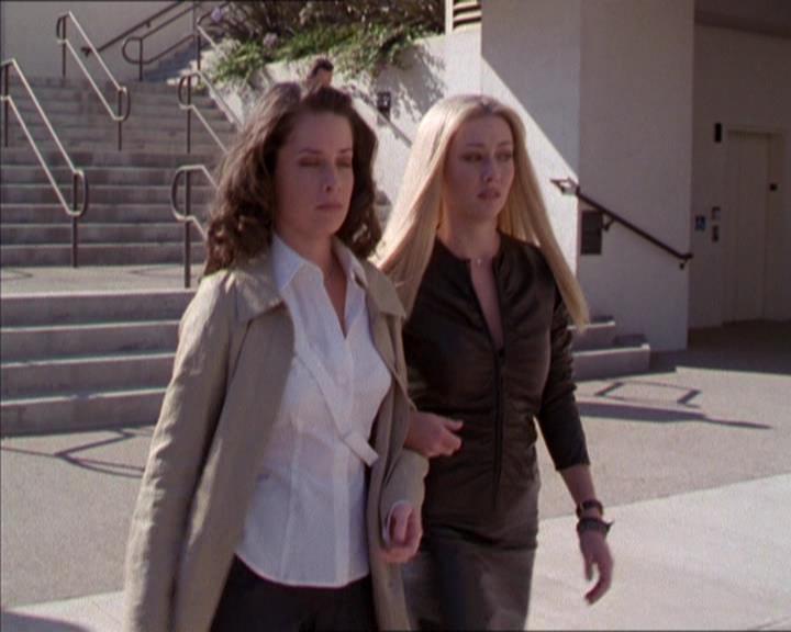 Charmed-Online_dot_net-2x02MoralityBites0842.jpg