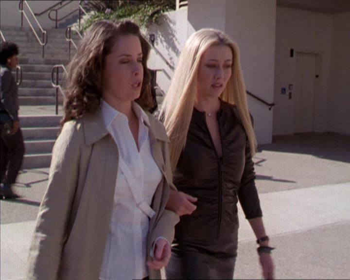 Charmed-Online_dot_net-2x02MoralityBites0843.jpg