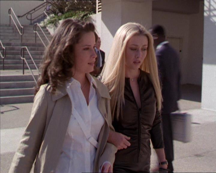 Charmed-Online_dot_net-2x02MoralityBites0844.jpg