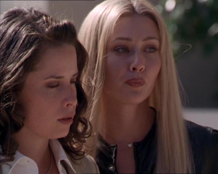 Charmed-Online_dot_net-2x02MoralityBites0880.jpg