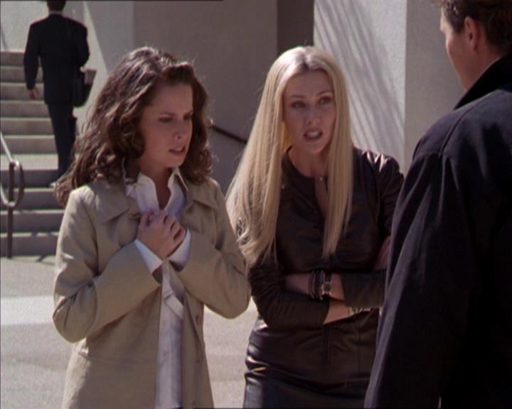 Charmed-Online_dot_net-2x02MoralityBites0888.jpg