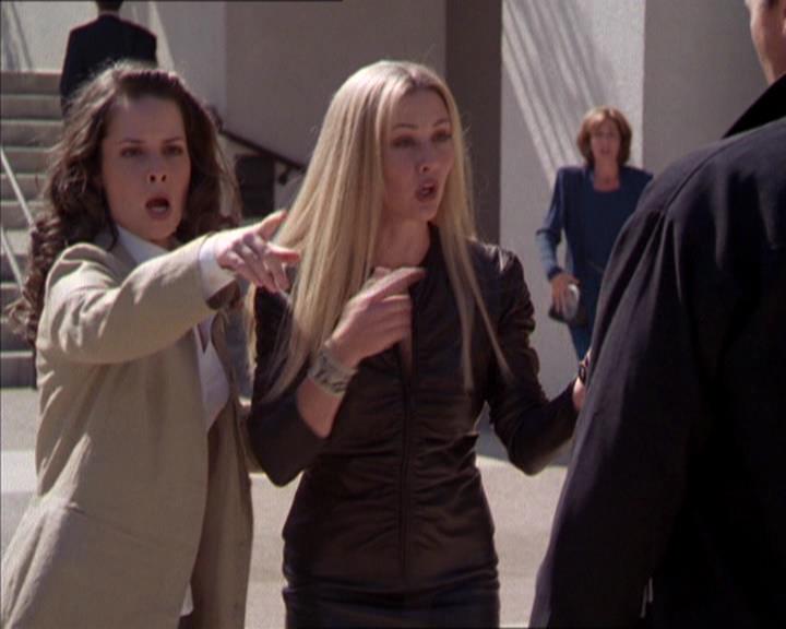 Charmed-Online_dot_net-2x02MoralityBites0897.jpg