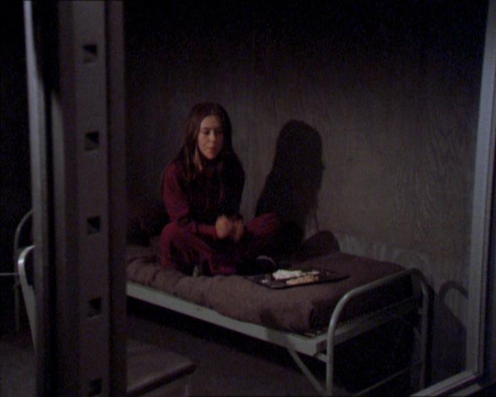 Charmed-Online_dot_net-2x02MoralityBites0919.jpg