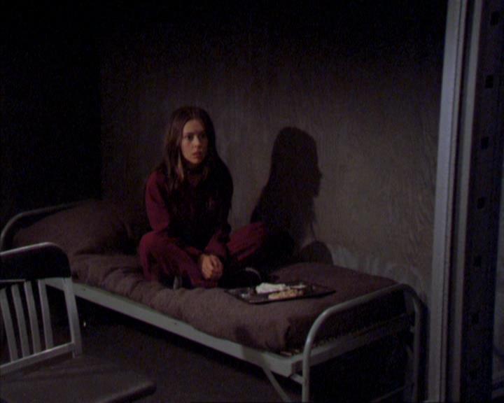 Charmed-Online_dot_net-2x02MoralityBites0921.jpg