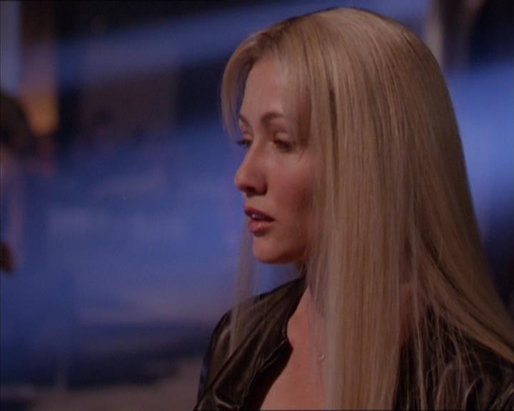 Charmed-Online_dot_net-2x02MoralityBites1088.jpg