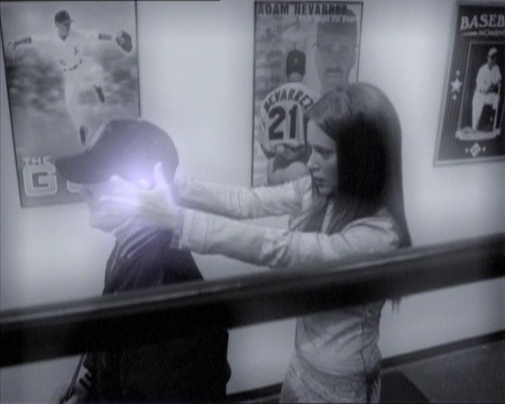 Charmed-Online_dot_net-2x02MoralityBites1449.jpg