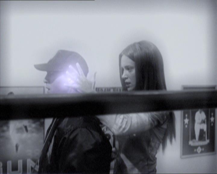 Charmed-Online_dot_net-2x02MoralityBites1450.jpg