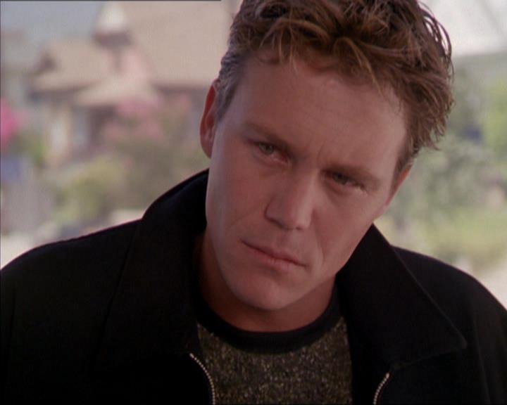 Charmed-Online_dot_net-2x02MoralityBites1736.jpg