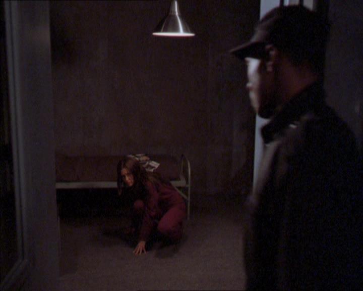 Charmed-Online_dot_net-2x02MoralityBites1864.jpg