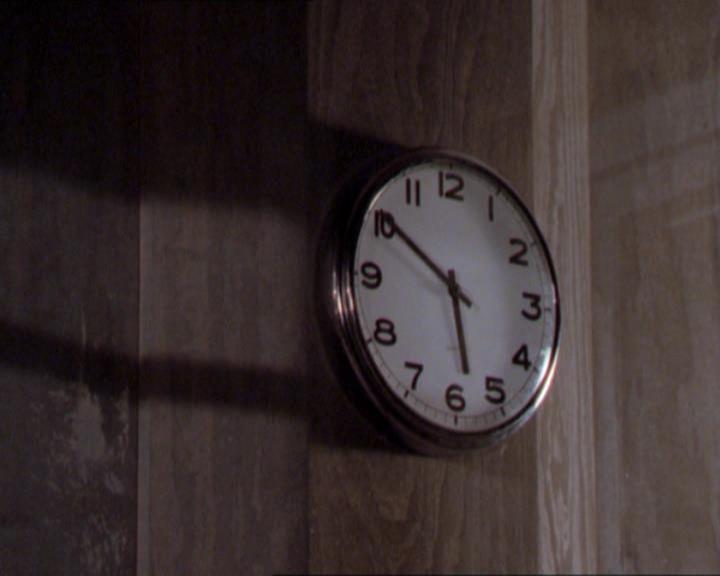 Charmed-Online_dot_net-2x02MoralityBites1881.jpg