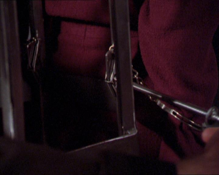 Charmed-Online_dot_net-2x02MoralityBites1922.jpg