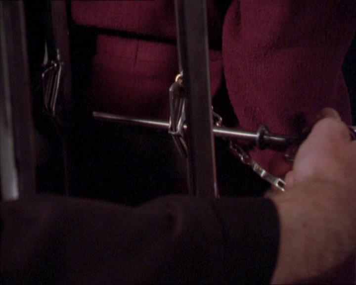 Charmed-Online_dot_net-2x02MoralityBites1923.jpg