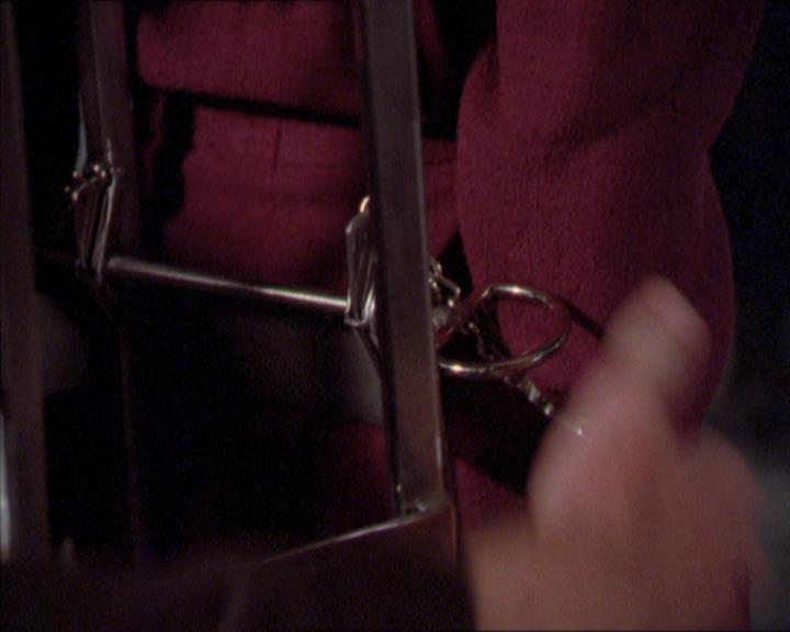 Charmed-Online_dot_net-2x02MoralityBites1924.jpg