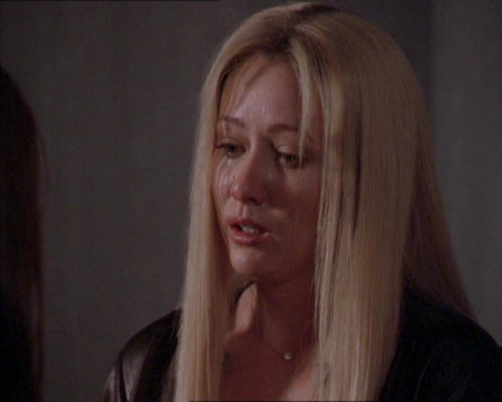 Charmed-Online_dot_net-2x02MoralityBites2060.jpg