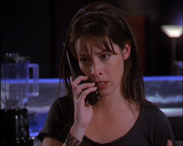 Charmed-Online_dot_net-2x03ThePaintedWorld0137.jpg