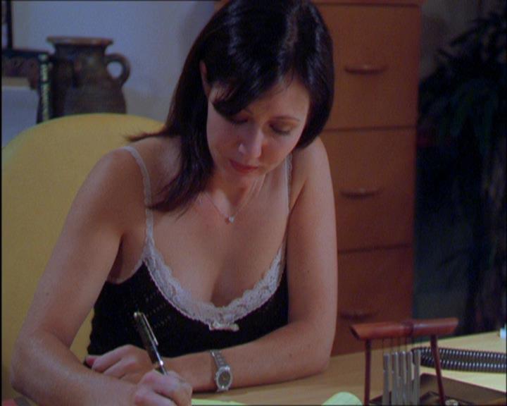 Charmed-Online_dot_net-2x03ThePaintedWorld0220.jpg