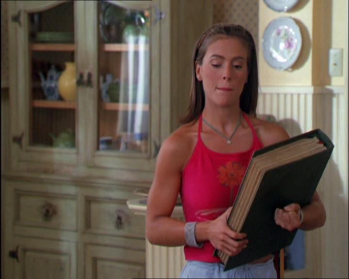 Charmed-Online_dot_net-2x03ThePaintedWorld0395.jpg