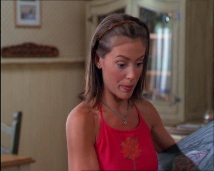 Charmed-Online_dot_net-2x03ThePaintedWorld0456.jpg