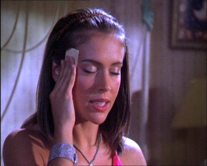 Charmed-Online_dot_net-2x03ThePaintedWorld0775.jpg