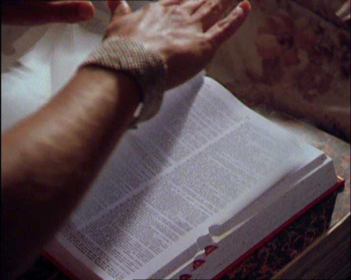 Charmed-Online_dot_net-2x03ThePaintedWorld0797.jpg