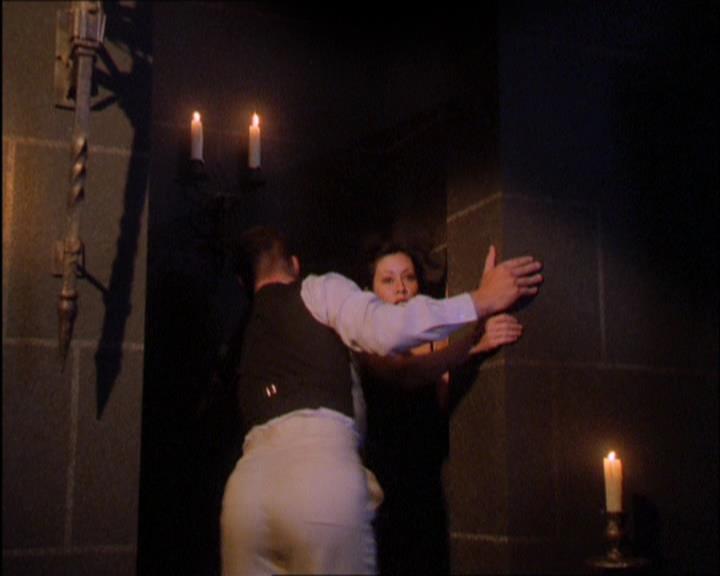 Charmed-Online_dot_net-2x03ThePaintedWorld0923.jpg