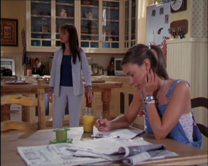 Charmed-Online_dot_net-2x03ThePaintedWorld0965.jpg