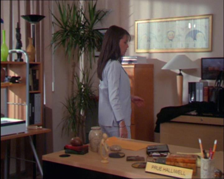 Charmed-Online_dot_net-2x03ThePaintedWorld1222.jpg