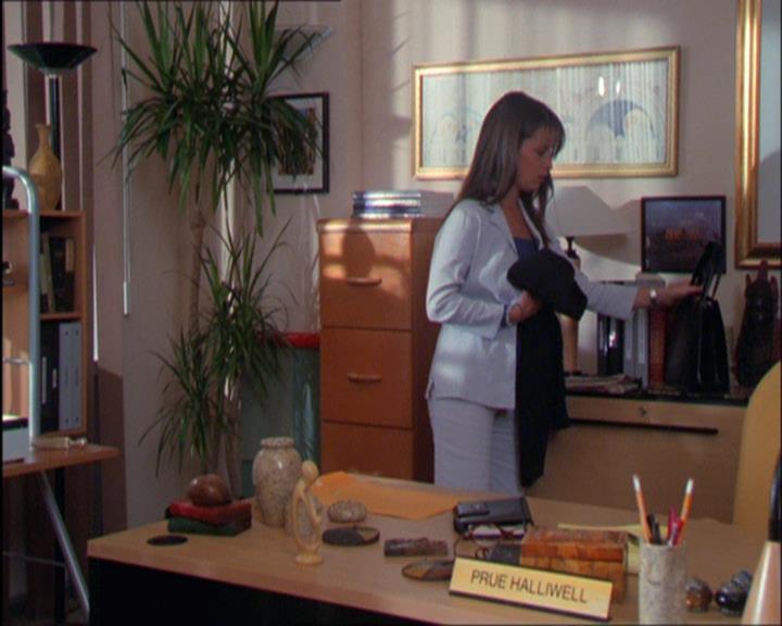 Charmed-Online_dot_net-2x03ThePaintedWorld1224.jpg