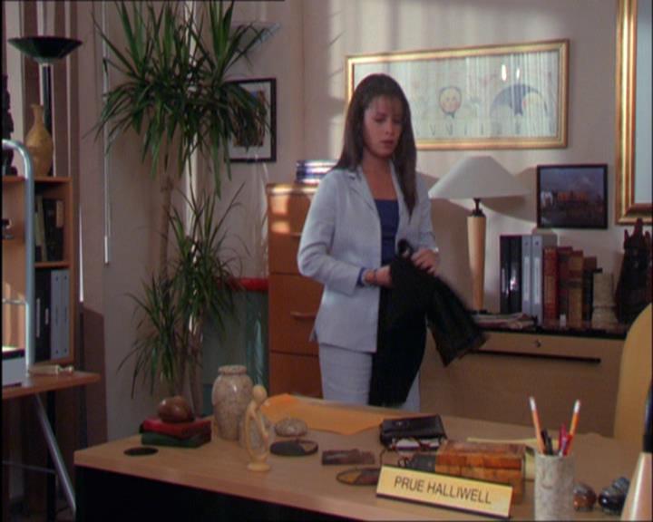 Charmed-Online_dot_net-2x03ThePaintedWorld1225.jpg
