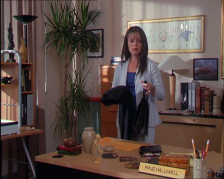 Charmed-Online_dot_net-2x03ThePaintedWorld1226.jpg