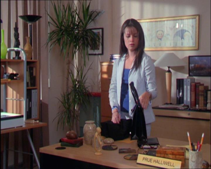 Charmed-Online_dot_net-2x03ThePaintedWorld1227.jpg