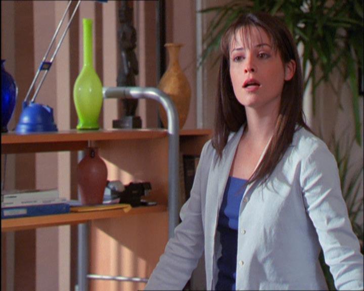 Charmed-Online_dot_net-2x03ThePaintedWorld1239.jpg