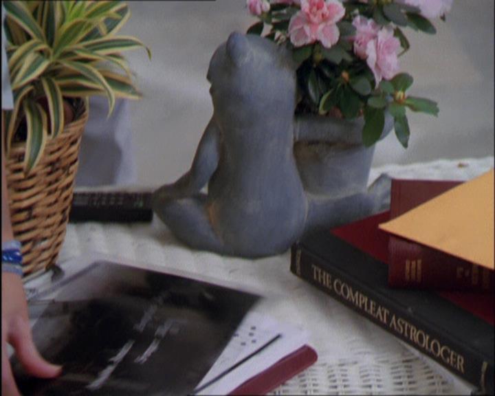 Charmed-Online_dot_net-2x03ThePaintedWorld1493.jpg