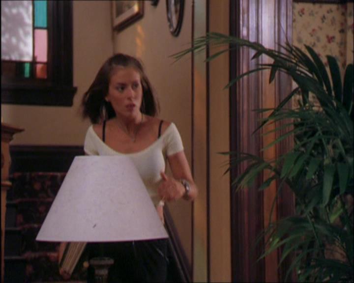 Charmed-Online_dot_net-2x03ThePaintedWorld1596.jpg