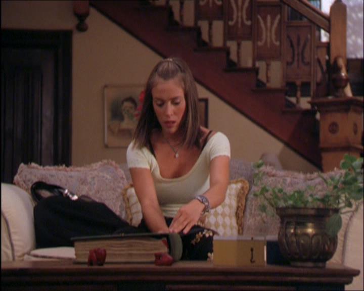 Charmed-Online_dot_net-2x03ThePaintedWorld1599.jpg