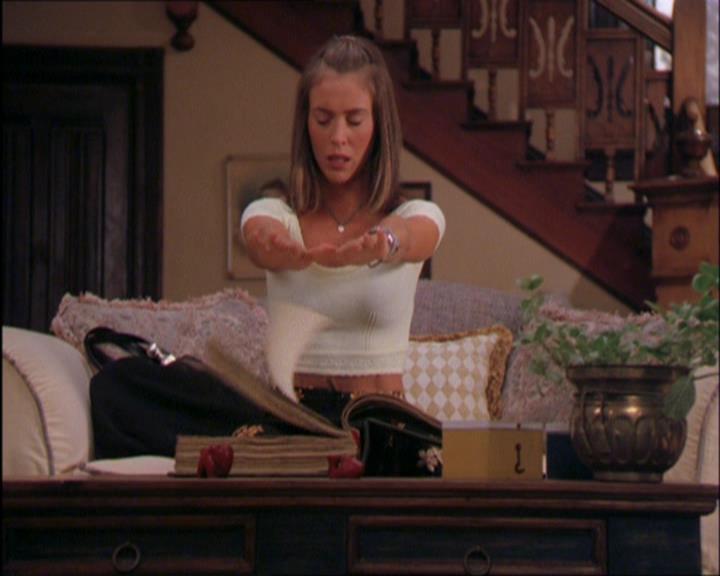 Charmed-Online_dot_net-2x03ThePaintedWorld1602.jpg