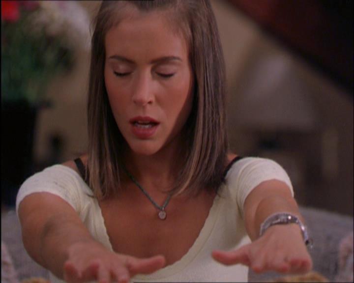 Charmed-Online_dot_net-2x03ThePaintedWorld1605.jpg
