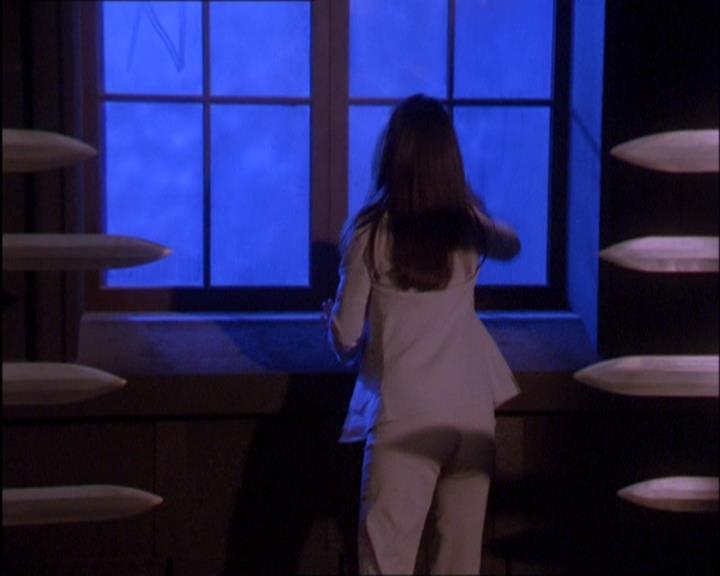 Charmed-Online_dot_net-2x03ThePaintedWorld1654.jpg