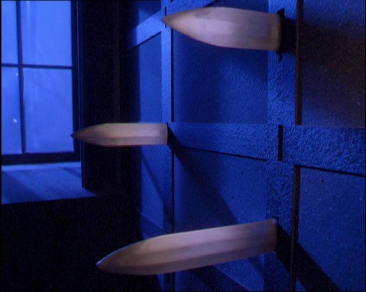 Charmed-Online_dot_net-2x03ThePaintedWorld1657.jpg