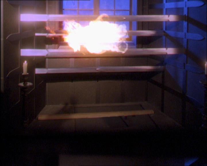 Charmed-Online_dot_net-2x03ThePaintedWorld1664.jpg