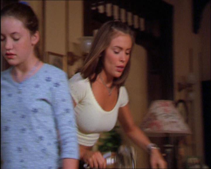 Charmed-Online_dot_net-2x03ThePaintedWorld1699.jpg