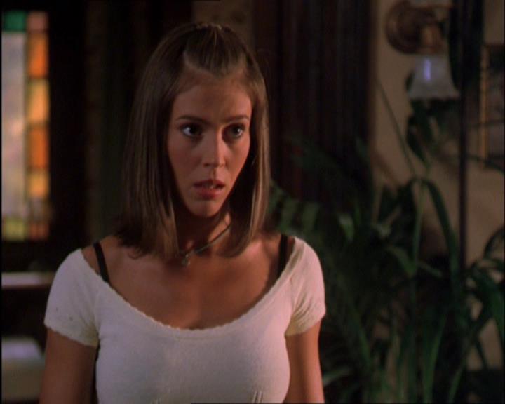 Charmed-Online_dot_net-2x03ThePaintedWorld1922.jpg