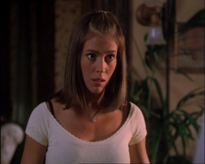 Charmed-Online_dot_net-2x03ThePaintedWorld1924.jpg