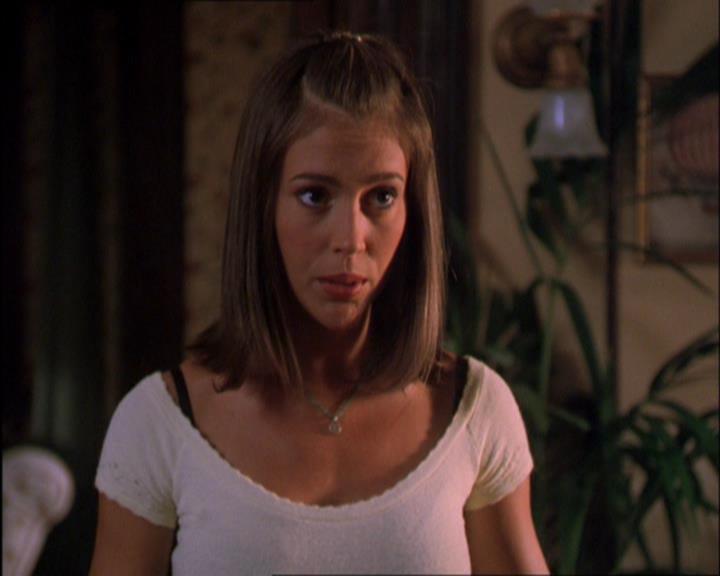 Charmed-Online_dot_net-2x03ThePaintedWorld1928.jpg