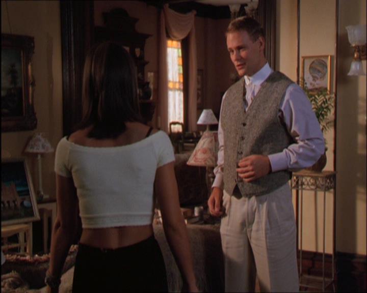 Charmed-Online_dot_net-2x03ThePaintedWorld1933.jpg