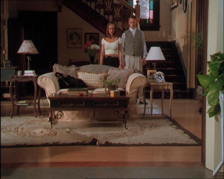 Charmed-Online_dot_net-2x03ThePaintedWorld1948.jpg