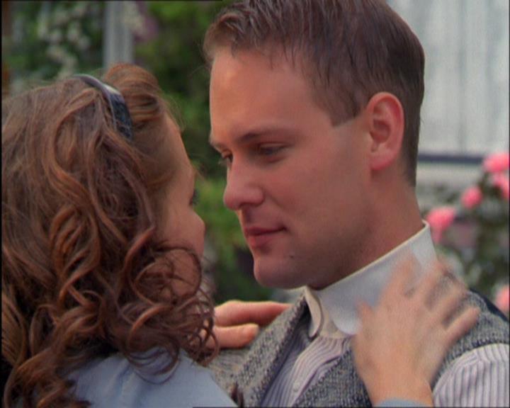 Charmed-Online_dot_net-2x03ThePaintedWorld1980.jpg