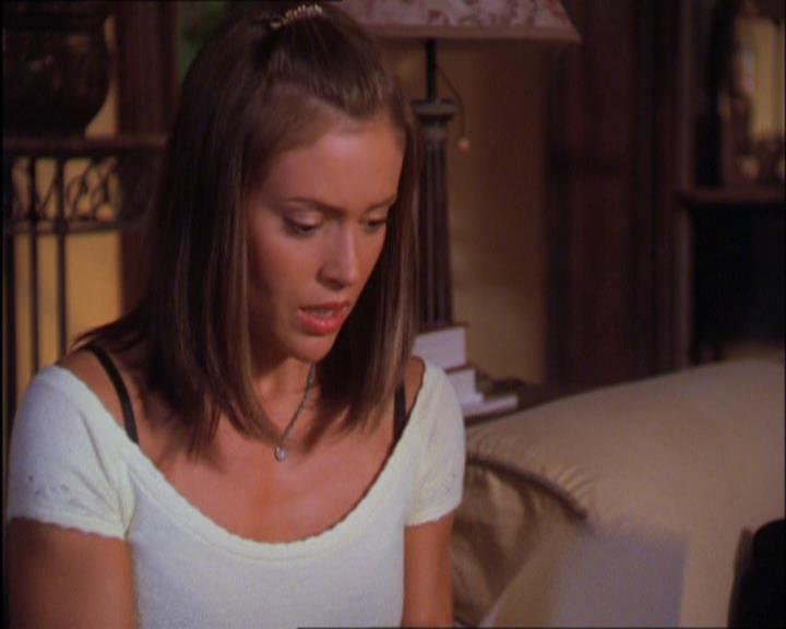 Charmed-Online_dot_net-2x03ThePaintedWorld2053.jpg