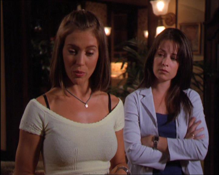 Charmed-Online_dot_net-2x03ThePaintedWorld2167.jpg